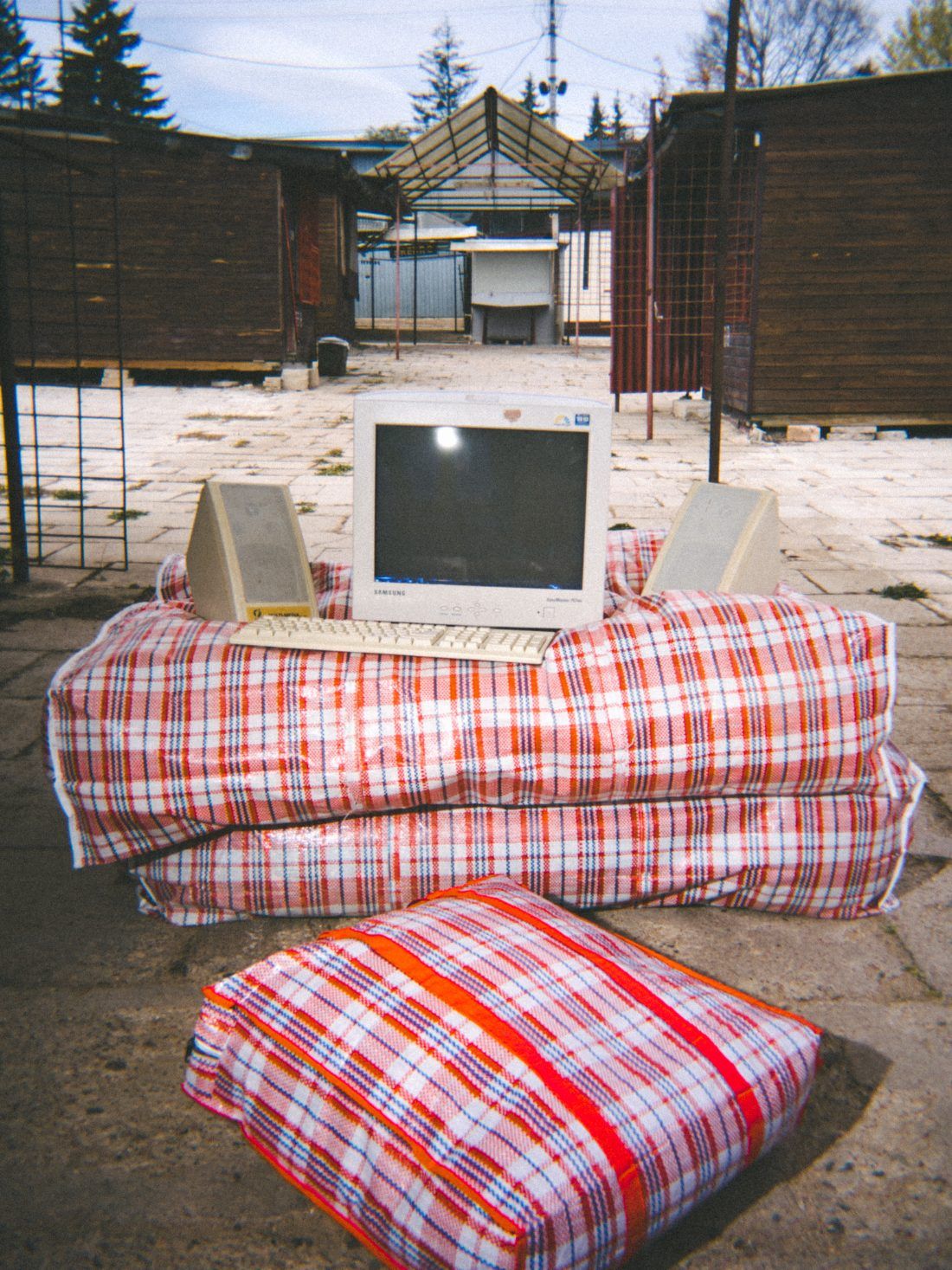 Strefa chill: poduchy z torb i stary monitor
